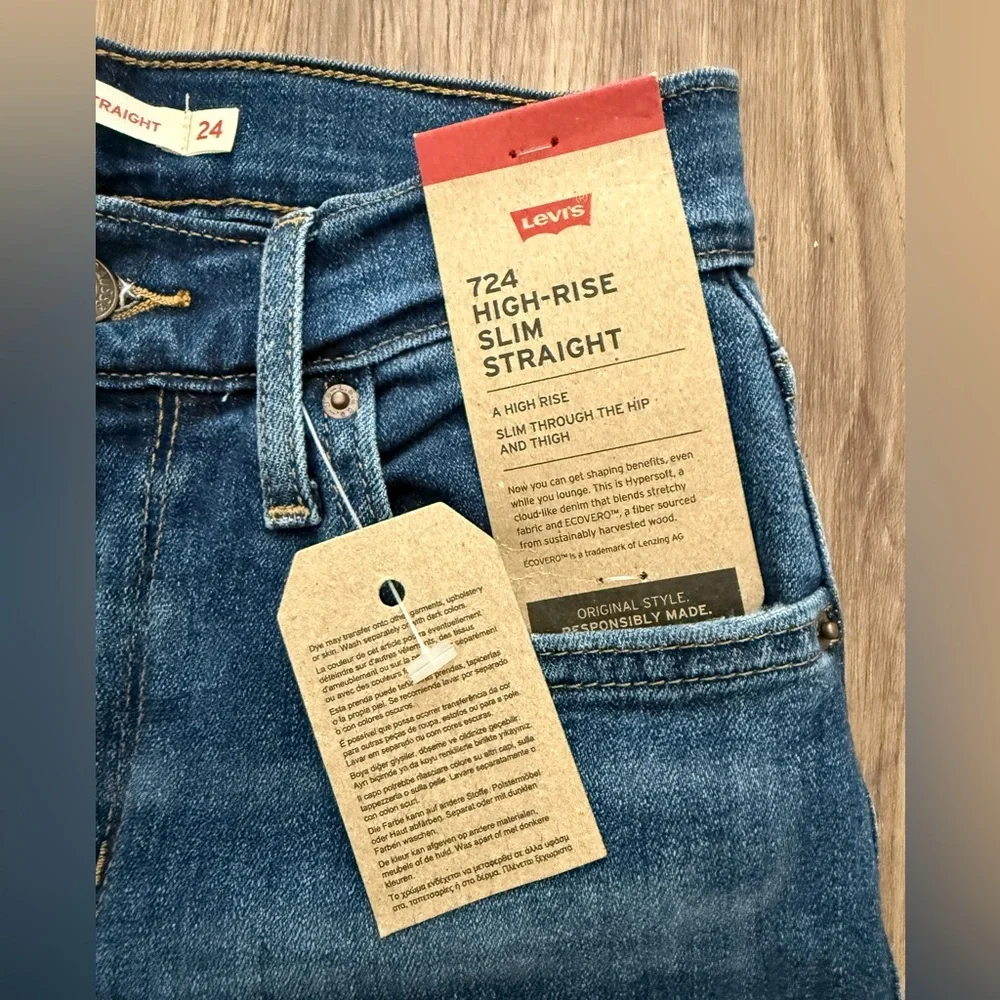 NWT Levi's 724 High Rise Slim straight Jeans Catch Me Outside. Size 24
